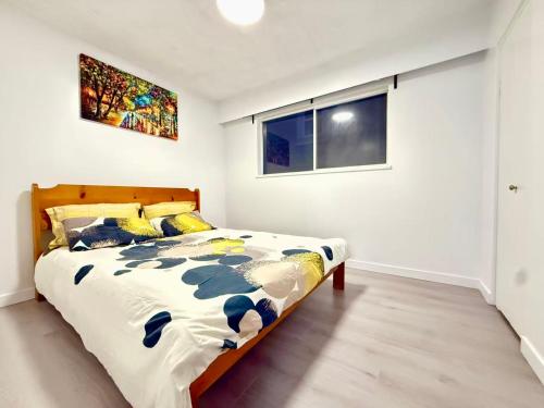 En eller flere senge i et værelse på Earles Guest room in Vancouver East