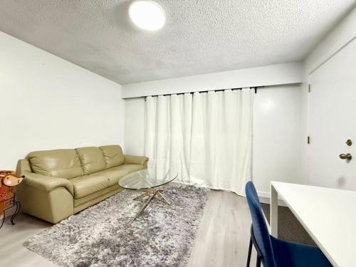 Et opholdsområde på Earles Guest room in Vancouver East