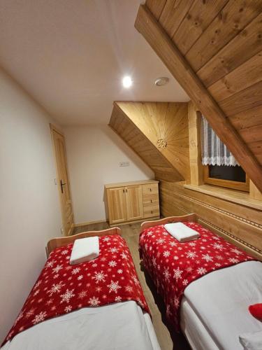 Giường trong phòng chung tại Wierchowy zakątek -jacuzzi