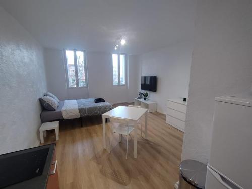 BudgetBnb 281, downtown studio