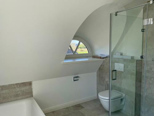 un bagno con wc e doccia in vetro di Sommergeest a Goting