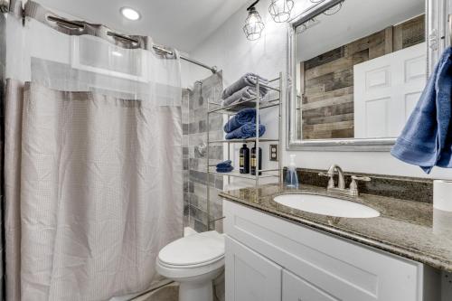 Et badeværelse på Near Wineries and Guadalupe River! Stylish Home