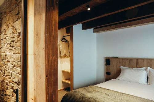 a bedroom with a bed in a room with at Chalet du cerf fragment in Saint-Martin-de-Belleville