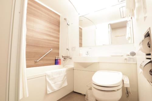 ein weißes Badezimmer mit Toilette und Waschbecken in der Unterkunft Richmond Hotel Fukushima Ekimae in Fukushima