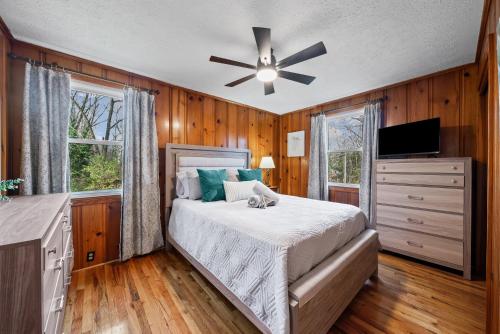 a bedroom with a bed and a ceiling fan at Nanas Nook on Hickory Grove in Clarksville