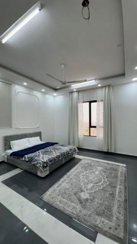 una camera con un letto e un tappeto sul pavimento di Mountain Breeze Stay a Sayq