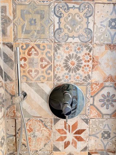 a tile floor with a shower in a bathroom at DIMORA MedioEvo in Orvieto