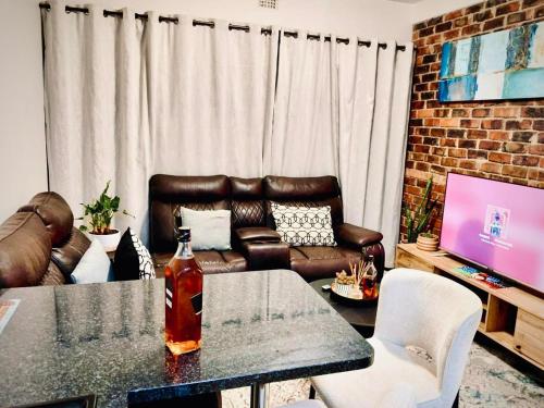 ein Wohnzimmer mit Sofa und Tisch in der Unterkunft LSG Delta in Centurion