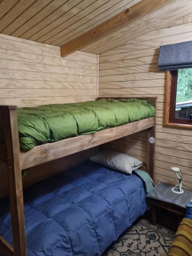 a bedroom with two bunk beds in a cabin at Cabaña en Panguipulli, lugar tranquilo in Panguipulli