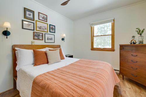 una camera da letto con un letto grande e una cassettiera di Waterfront Deck! Chic Lower Scott Lake Cottage a Pullman