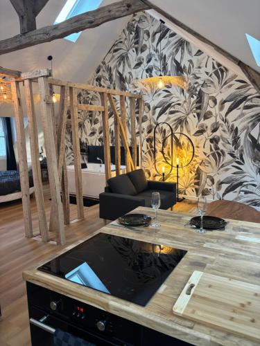 een woonkamer met een zwart-witte muur bij Résidence ARTHUS Thamarys in Pierrefonds