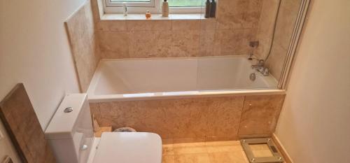 Ένα μπάνιο στο Mayfield guest rooms