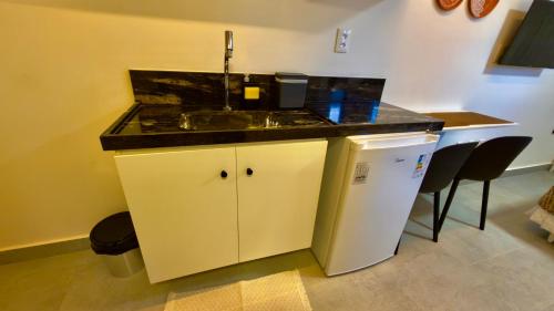 a kitchen with a sink and a counter at Hit Cabo Branco Flat Aconchego a 30 metros do mar in João Pessoa