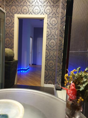 een kamer met een tafel met een vaas met bloemen bij Mini Hostel 404 in Turijn