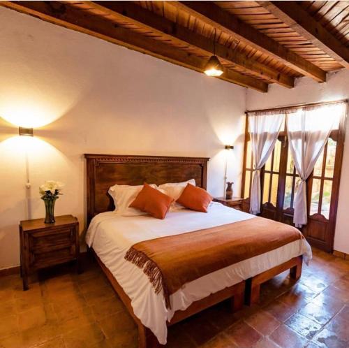 En eller flere senge i et værelse på Casa Mesones 1