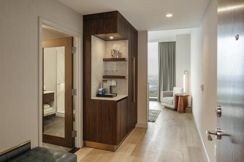 een hal met een deur naar een kamer bij Hilton Arlington Rosslyn The Key in Arlington