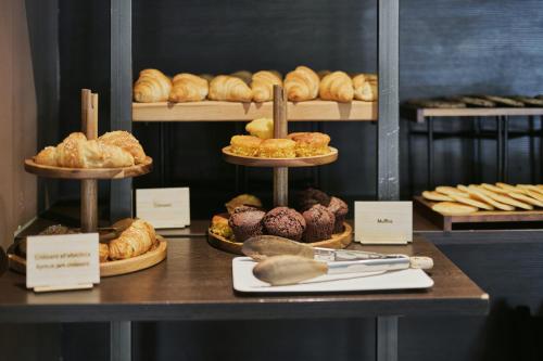 een uitstalling van gebak op een tafel in een bakkerij bij Hotel Europa in Breuil-Cervinia