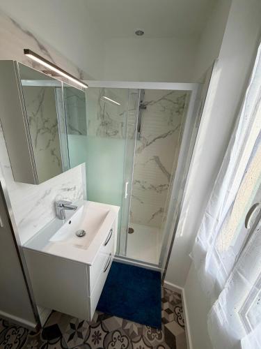 a bathroom with a sink and a shower at Hello sunshine nice in Nice