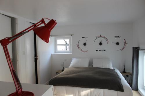 ルーアンにあるLe Dix-Huit Studio Duplexのベッドルーム(ベッド1台、赤いランプ付)