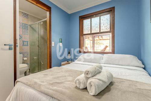 ein Schlafzimmer mit einem Bett mit Handtüchern darauf in der Unterkunft Vieira Eco Pousada #1 in Orleans