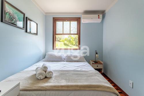 ein Schlafzimmer mit einem Bett mit Handtüchern darauf in der Unterkunft Vieira Eco Pousada #3 in Orleans