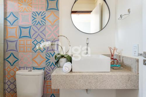 ein Badezimmer mit Waschbecken und Spiegel in der Unterkunft Vieira Eco Pousada #3 in Orleans