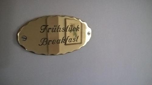 a sign on a wall that readsfestivalbreaks least at DAS KLEINE HOTEL IPHOFEN, Frühstückszauber, no waste, nachhaltig, nahe aller Weingüter, KNAUF GIPS KG und ConneKT, kleines Secret mit Garten & Terrassen, TV mirrorring, 55" TV, fine dining, Hunde willkommen in Iphofen