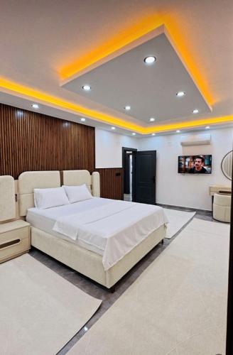 a bedroom with a large white bed in a room at Apartmarsala in Ovaköy