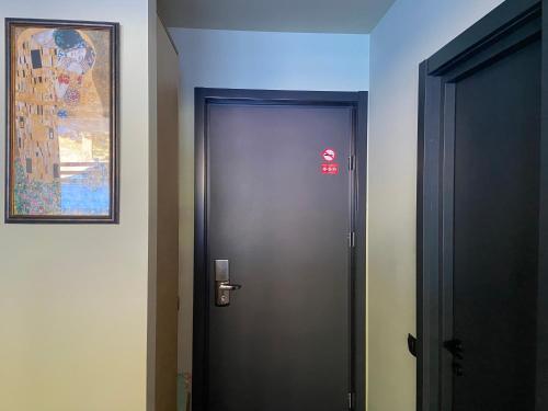 Bakuriani Kohta-Mitarbi Cozy studio B1 110 في باكورياني: باب عليه علامة في الممر