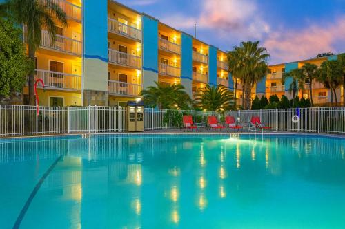 a swimming pool in front of a apartment building at Orlando International Drive North Hotel in Orlando