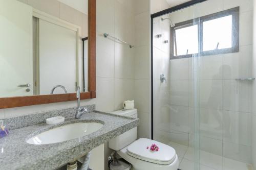 a bathroom with a toilet and a sink and a shower at Bungalow Frente Mar N 101 in Caucaia