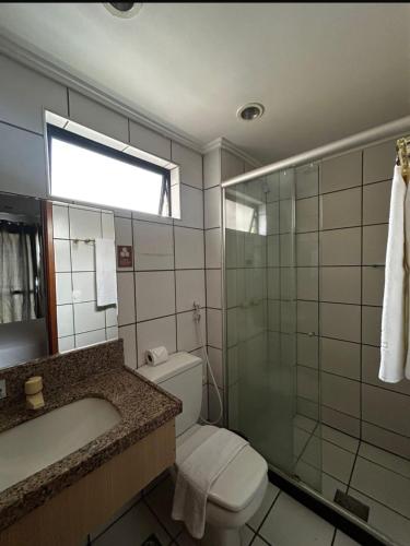 un bagno con wc, lavandino e doccia di Classic Flat a Fortaleza