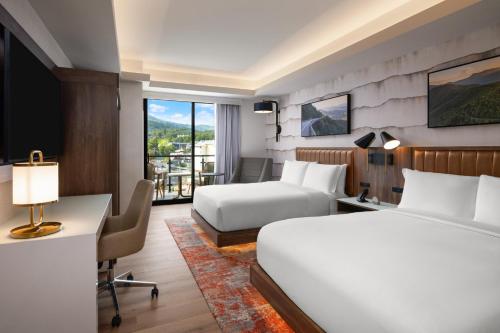 Ένα ή περισσότερα κρεβάτια σε δωμάτιο στο Hotel Indigo Gatlinburg Downtown by IHG