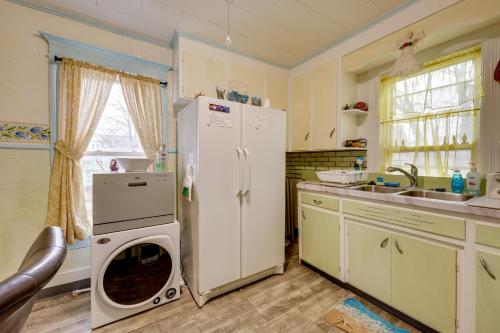 Kuchyň nebo kuchyňský kout v ubytování Idyllic Rochester Apt with Hot Tub 2 Miles to Dtwn!