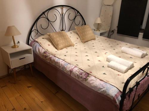 een slaapkamer met een bed met een metalen bedframe bij Guest House Kragujevac in Kragujevac