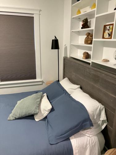 En eller flere senge i et værelse på Comfort guest room 30mins away from city