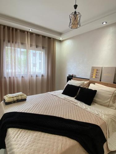 En eller flere senge i et værelse på Apartment in Bouznika with pool