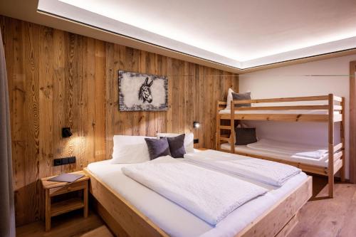 En eller flere senge i et værelse på Mannharthof Apartments