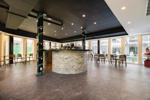 Nhà hàng/khu ăn uống khác tại Stylish Playacar Condo with Balcony & Pool