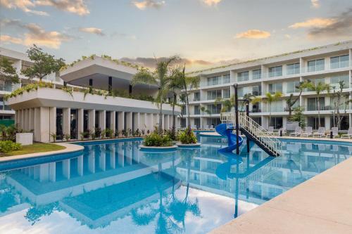 Hồ bơi trong/gần Stylish Playacar Condo with Balcony & Pool