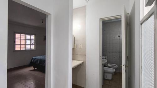 een badkamer met wastafel en toilet in een kamer bij Dúplex con Patio in San Miguel de Tucumán