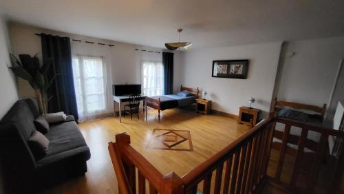 un salon avec un canapé et une table dans l'établissement Les Gîtes Chez Léo, à Bar-sur-Aube