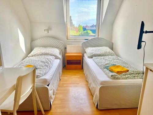 Giường trong phòng chung tại City Apartment with Free Parking - Vienna South