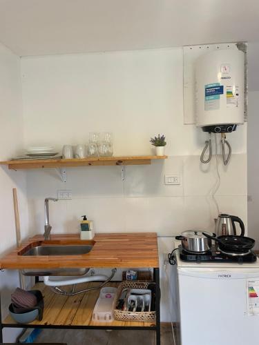 Kuchyň nebo kuchyňský kout v ubytování Cabaña frente a las dunas, a 5 minutos de Mundo Marino y Termas Marinas