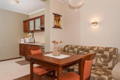 Kuchyňa alebo kuchynka v ubytovaní Apartamenty Pod Orłami by Noclegi Renters