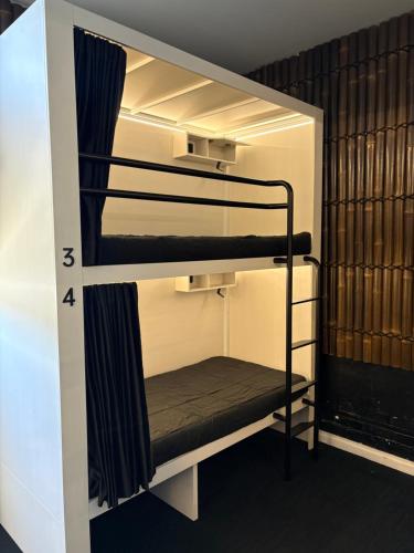 een paar stapelbedden in een kamer bij Bayside House in Melbourne