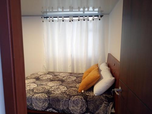 En eller flere senge i et værelse på Apartamento céntrico cerca a todo