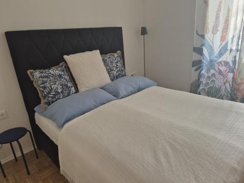 een slaapkamer met een groot bed met blauwe kussens bij Apartment Gletscher & Fluß in Penk