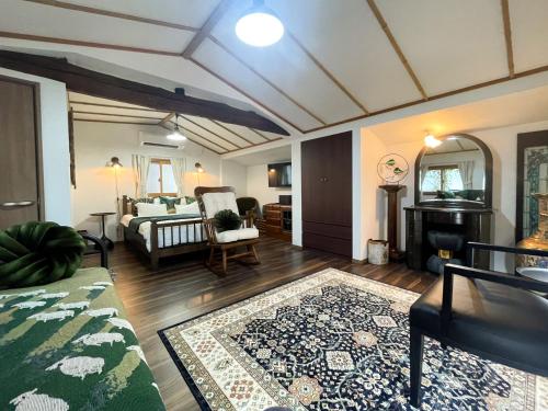 un salon avec un canapé et une cheminée dans l'établissement Kokoro no Yado, à Nara