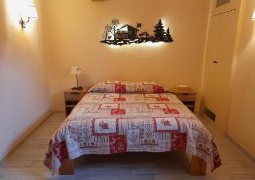 The Guesthouse في Saint-George: غرفة نوم عليها سرير ولحاف